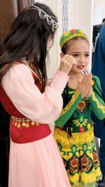 新疆小女孩见到Angelababy激动哭 baby为其擦泪