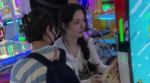郭碧婷现身电玩城玩游戏 皮肤白皙气质松弛