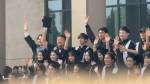 易烊千玺参加中戏补办毕业典礼！穿学士服拍毕业照