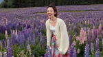 唐艺昕薰衣草花海悠闲漫步！绽放灿烂笑容心情大好