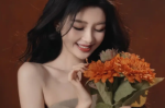 孙怡拍摄油画大片复古感拉满！穿抹胸长裙气质优雅