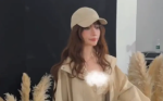 李小璐晒穿搭视频 对镜头表情搞怪秀出好身材