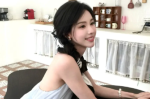陈都灵蓬蓬裙造型化身洋娃娃 灵动俏皮笑颜迷人