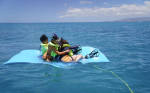 Sun Lishai and the children play in the sea for two hours looking for turtles