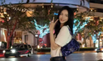 唐嫣夜晚街头打卡自己大屏 穿搭松弛笑容好明媚