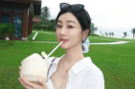 杨紫穿白衫清爽松弛 手捧椰子尽显悠然假日感