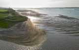 水位创同期历史新低 鄱阳湖口大面积湖滩裸露