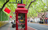 上海红色电话亭“变身”微型“书店”