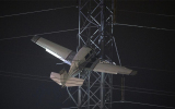 美国一飞机撞上输电塔 导致附近城镇断电