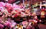 市民购买鲜花迎母亲节
