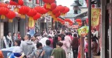 中外友人沉浸式感受中秋氛围