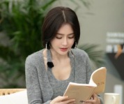 43岁秦岚不惧镜头怼脸 五官精致温柔中不失气场