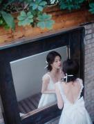 白鹿穿珍珠連衣裙大秀美背 溫柔低盤發千金感十足