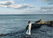 马思纯晒西西里岛旅游照！躺在礁石上吹海风好惬意