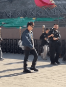 胡彦斌恋情后首现身 戴黑色墨镜气质突出