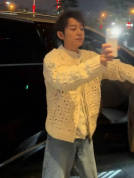 何炅私人行程遭“私生饭”围堵！打开闪光灯反拍