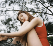 李兰迪穿红色泳衣身材吸睛 尽显盛夏的活力与明媚