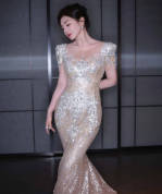 黄奕穿鎏金美裙展现傲人曲线 前凸后翘身姿优雅