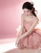 王玉雯穿纱裙化身八音盒仙子 用发丝比心好灵动