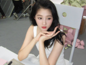 关晓彤穿白色连衣裙托腮拍照 清纯乖巧俏皮可爱