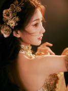 毛晓彤穿刺绣纱裙灵动贵气 眼尾红妆更添妩媚风情