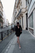 辛芷蕾穿黑西装漫步巴黎街头 美腿纤细曲线曼妙