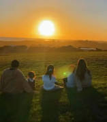 昆凌晒五口看夕阳日常 周杰伦背着女儿画面温馨