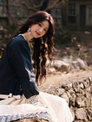 毛晓彤穿民族风服饰阳光下微笑 长发飞扬浪漫自由