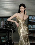 张艺凡穿金色长裙贵气冷艳 复古镜头展示动人曲线