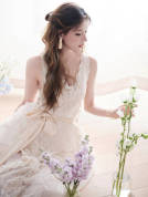 张予曦穿纱裙气质沉静优雅 手持花朵尽显温婉俏丽