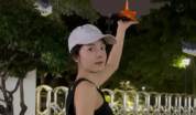 赵今麦晒夜晚骑行照身材纤细 素颜满脸胶原蛋白