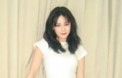 迪丽热巴更新美照 穿白色T恤化身元气少女活力满满