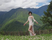 孔雪儿宛若花仙子清纯又性感！修长美腿白嫩吸睛