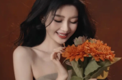 孙怡拍摄油画大片复古感拉满！穿抹胸长裙气质优雅