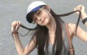 李一桐穿工装背心配阔腿裤 手臂肌肉线条清晰好看