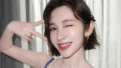 唐艺昕晒蓝白叠穿吊带自拍 灵动俏皮元气鲜活