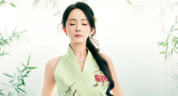 杨幂最新竹林大片绿意盎然 优雅穿搭尽显东方韵味