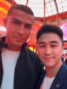何猷君晒与C罗合影：我以他的名字为我儿子命名