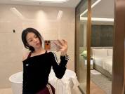 杨超越晒素颜自拍照 皮肤清透体态挺拔松弛又鲜活