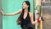 李一桐晒澳门随拍 格纹挂脖穿搭随性松弛清新动人