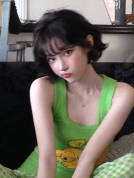 宋雨琦穿绿色小狗背心 嘟嘴卖萌俏皮少女感十足