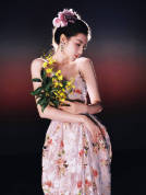 迪丽热巴化身性感花仙子 穿吊带裙勾勒曼妙身姿
