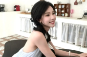 陈都灵蓬蓬裙造型化身洋娃娃 灵动俏皮笑颜迷人