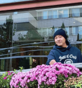 张卫健否认乱扔烟头：花盆后面有烟灰缸！