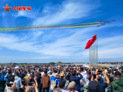 中國(guó)戰(zhàn)機(jī)與紅旗絕美同框！