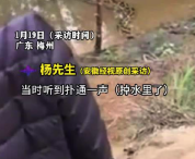 男子野钓遇三四米长大蟒蛇