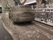 违停车遇上扫雪机作业被喷满脏雪 雪夜里的城市代价
