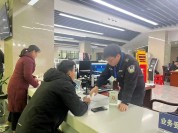 这张照片能给我吗？辅警帮男子导出去世14年亡妻照片