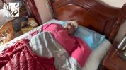 105岁老人昏迷 救护车出小区遭阻拦 生命通道受阻引发关注