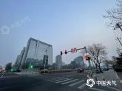 今天白天北京大气扩散条件较差 傍晚风力增大能见度好转 夜间最低气温10℃左右